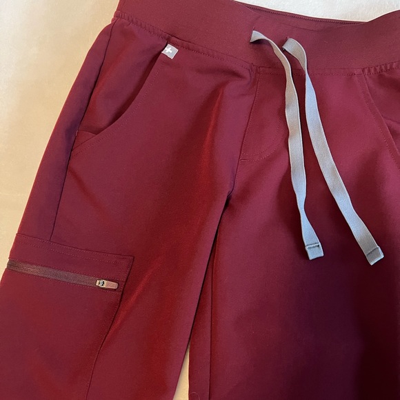 Figs Pants - Figs Zamora scrubs jogger size xs burgundy